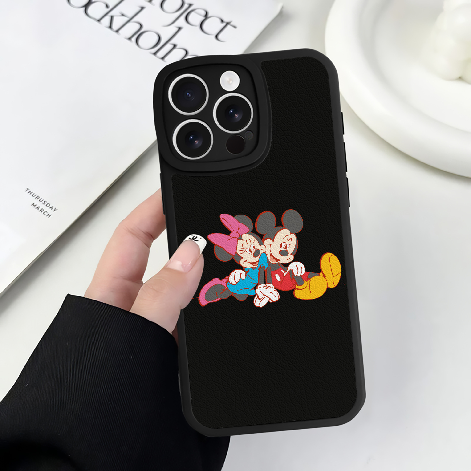 （画像用） ミッキーマウス Mickey Mouse 【iPhone 16シリーズ対応】シリコンスマホケース（レザー調） 材質：シリコン